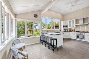 Fridge, microwave, oven, dishwasher - Poppy's Place! 4Bed/1Bath/2Car/Views/House ~ Bardon (Bardon)