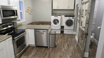 Een koelkast, een microgolfoven, een oven, een kookplaat