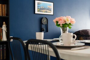 Appartamento, 1 camera da letto, balcone, fronte mare | Area soggiorno | Lettore DVD
