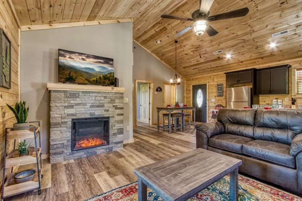 スマートテレビ、暖炉、テーブルサッカー台