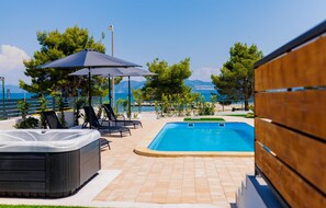Outdoor pool, a heated pool - Nice home in Drace with sauna (Drace)