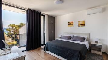 4 bedrooms, iron/ironing board, travel cot, free WiFi