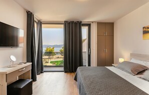 4 bedrooms, iron/ironing board, travel crib, free WiFi - Amazing home in Drace with sauna (Drace)