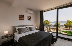 4 bedrooms, iron/ironing board, travel cot, free WiFi