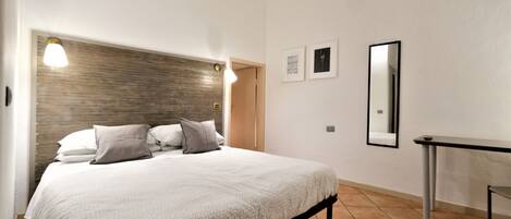 1 bedroom, desk, iron/ironing board, internet