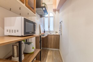 Kühlschrank, Mikrowelle, Herdplatte, Wasserkocher mit Kaffee-/Teezubehör