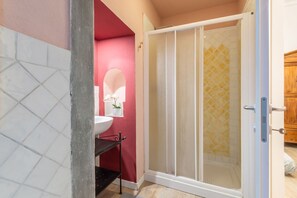 Dusche, Haartrockner, Bidet, Handtücher
