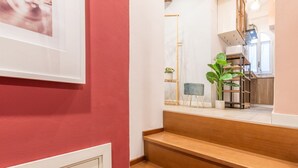 Een trap met houten treden die uitkomt op een plateau.