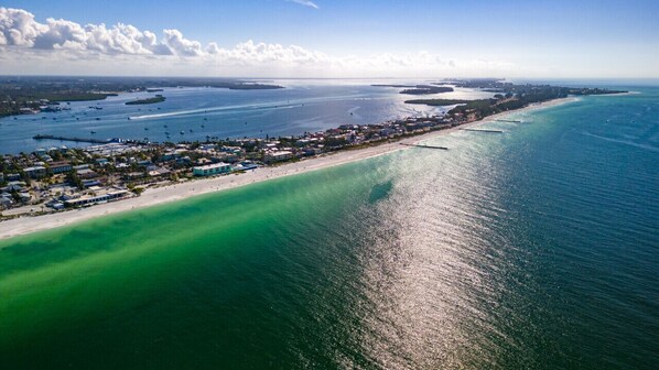 Beach nearby - Coastal Cheer on Anna Maria Island (Bradenton Beach)