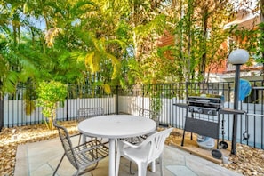 Outdoor dining - Coastal Cheer on Anna Maria Island (Bradenton Beach)