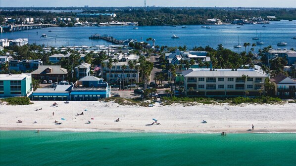 Beach nearby - Coastal Cheer on Anna Maria Island (Bradenton Beach)