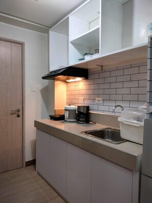 Kühlschrank, Mikrowelle, Herdplatte, Wasserkocher mit Kaffee-/Teezubehör