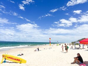 Playa en los alrededores, camastros y toallas de playa