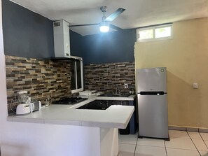 Microwave, dining tables, kitchen islands - Beautiful House in the center of Isla Aguada (Isla Aguada)