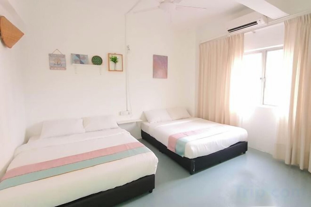 2 bedrooms, down duvets, iron/ironing board, free WiFi
