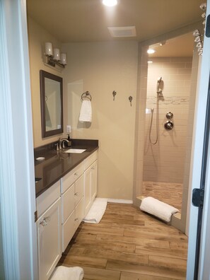 Shower, hair dryer, towels, soap - Country lodge 15 min. from all your needs! (Hayden)