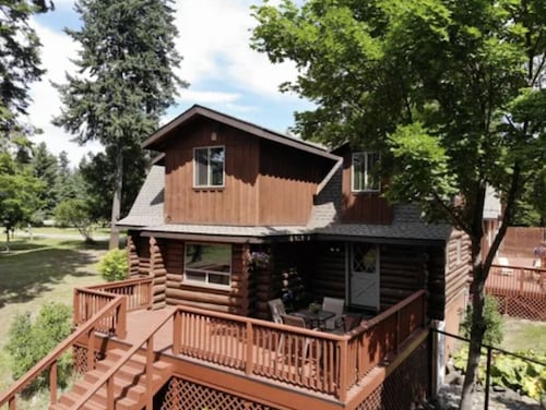 Country lodge 15 min. from all your needs!