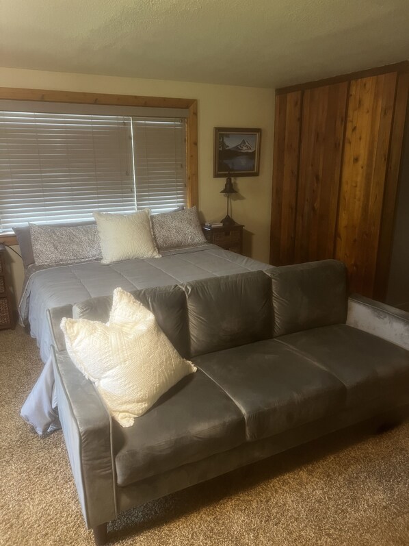 4 bedrooms, iron/ironing board, bed sheets