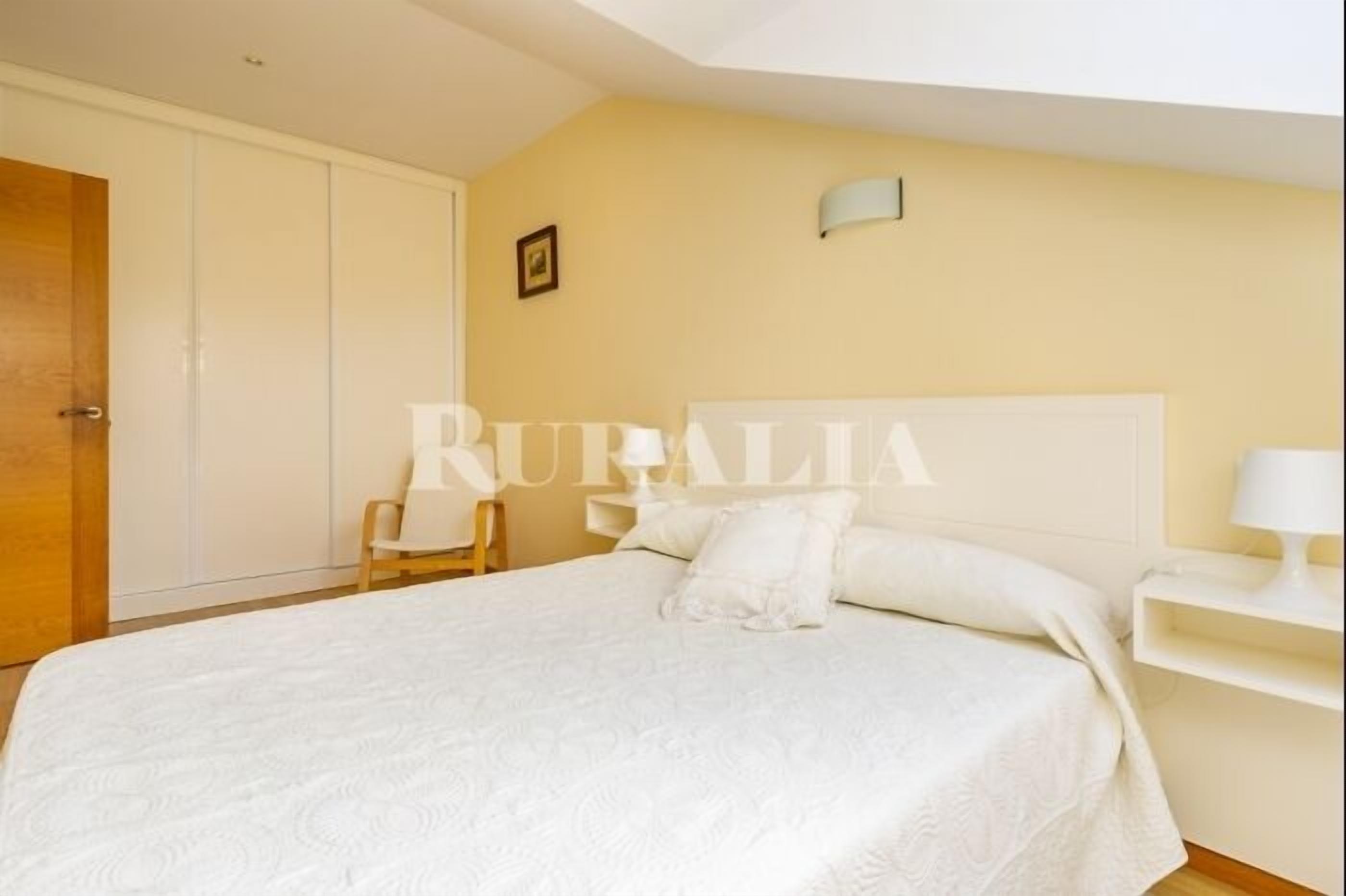 2 habitaciones, tabla de planchar con plancha y cuna de viaje 