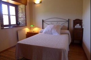3 bedrooms, iron/ironing board, bed sheets - Casa Nel - country house with garden in Noriega (Ribadedeva) | 4–5 guests (Noriega)