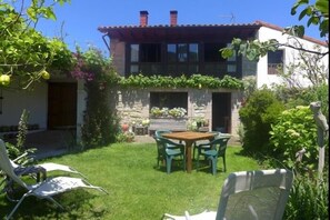 Outdoor dining - Casa Nel - country house with garden in Noriega (Ribadedeva) | 4–5 guests (Noriega)