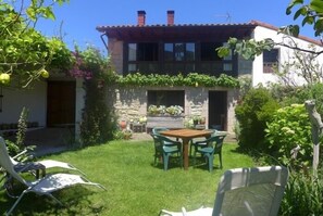 Outdoor dining - Casa Nel - country house with garden in Noriega (Ribadedeva) | 4–5 guests (Noriega)