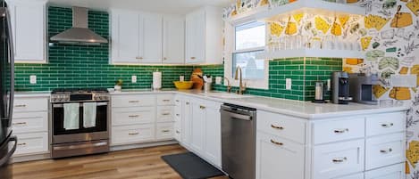Réfrigérateur, four à micro-ondes, un four, surface de cuisson