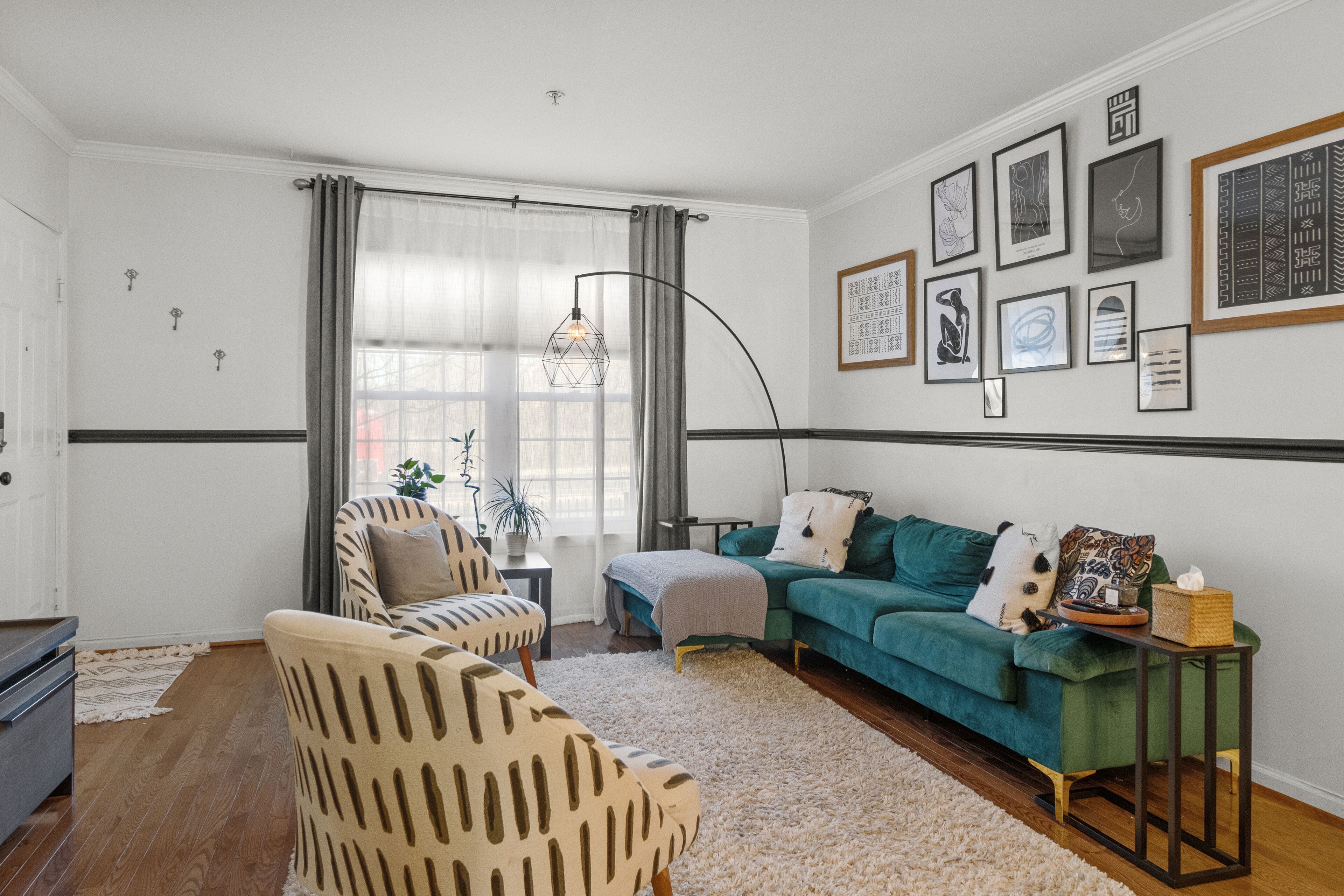 2BR/2BA Townhome style condo near Metro station