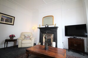TV - Large Period Property - Beautifully Refurbished (Newcastle upon Tyne)