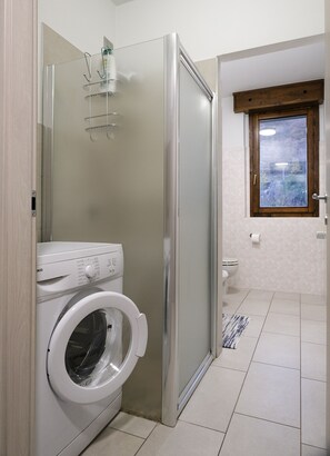 Dusche, Haartrockner, Handtücher
