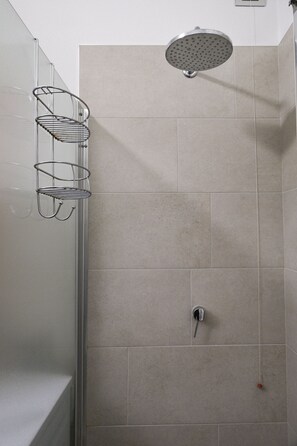 Douche, séchoir à cheveux, serviettes fournies