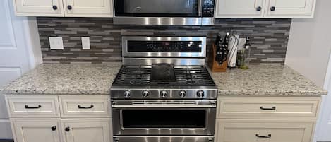 Geladeira, micro-ondas, fogão, cooktop