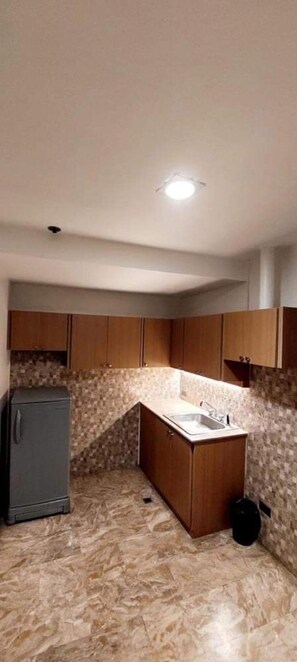 Studio, 1 Queen Bed | Private kitchen