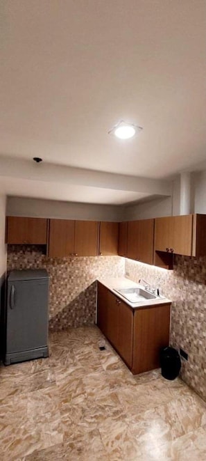Studio, 1 Queen Bed | Private kitchen