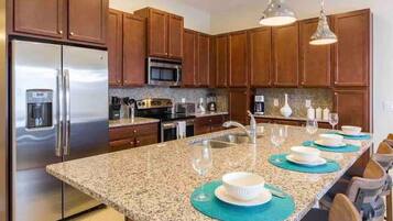 Réfrigérateur, four, plaque de cuisson, cafetiÚre/bouilloire