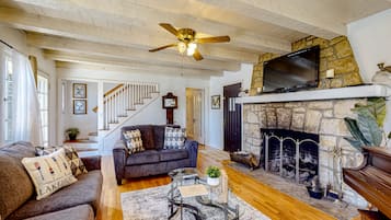 Fernseher, Kamin, DVD-Player