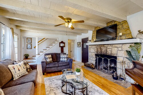 Vintage cottage with wood fireplace & deck - walk to Arrowhead Village