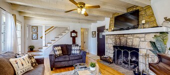 Vintage cottage with wood fireplace & deck - walk to Arrowhead Village