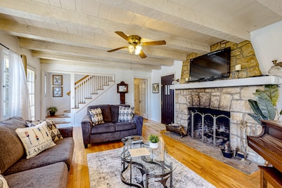 Vintage cottage with wood fireplace & deck - walk to Arrowhead Village