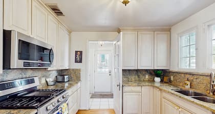 Vintage cottage with wood fireplace & deck - walk to Arrowhead Village