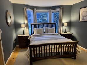 4 bedrooms, iron/ironing board, free WiFi, bed sheets