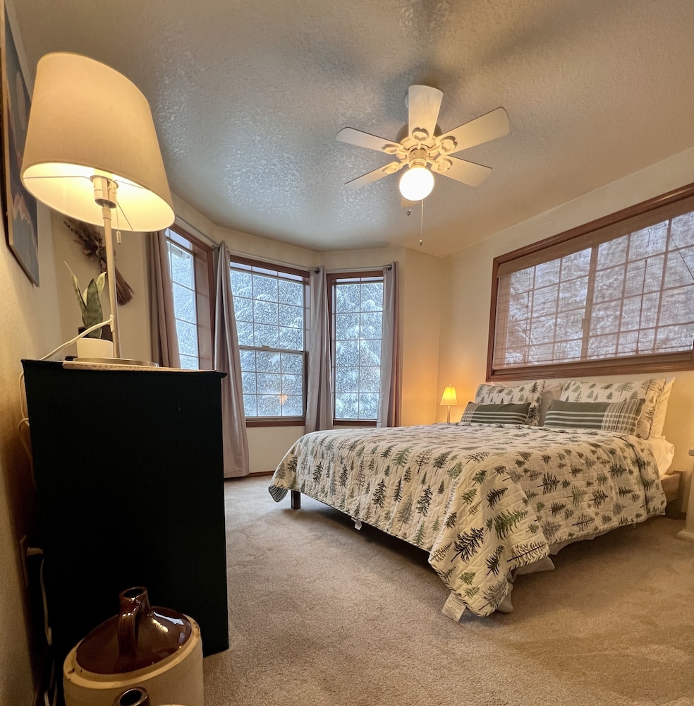 Relaxing Mt. Chalet awaits for all your adventures W/4 bdrms, BBQ, deck