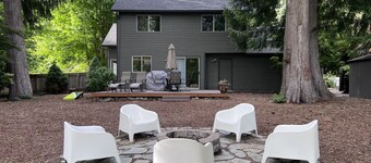 Relaxing Chalet awaits your adventures 4 bdrms, BBQ, deck, Mt. views, & more!