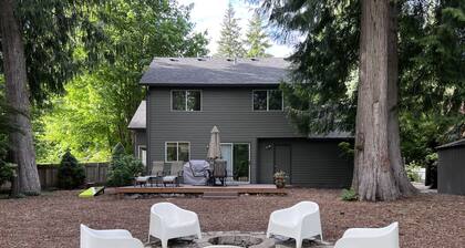 Relaxing Chalet awaits your adventures 4 bdrms, BBQ, deck, Mt. views, & more!