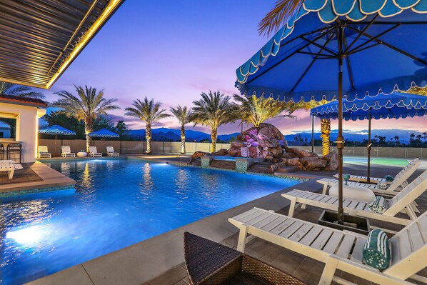 Alberca al aire libre y alberca climatizada