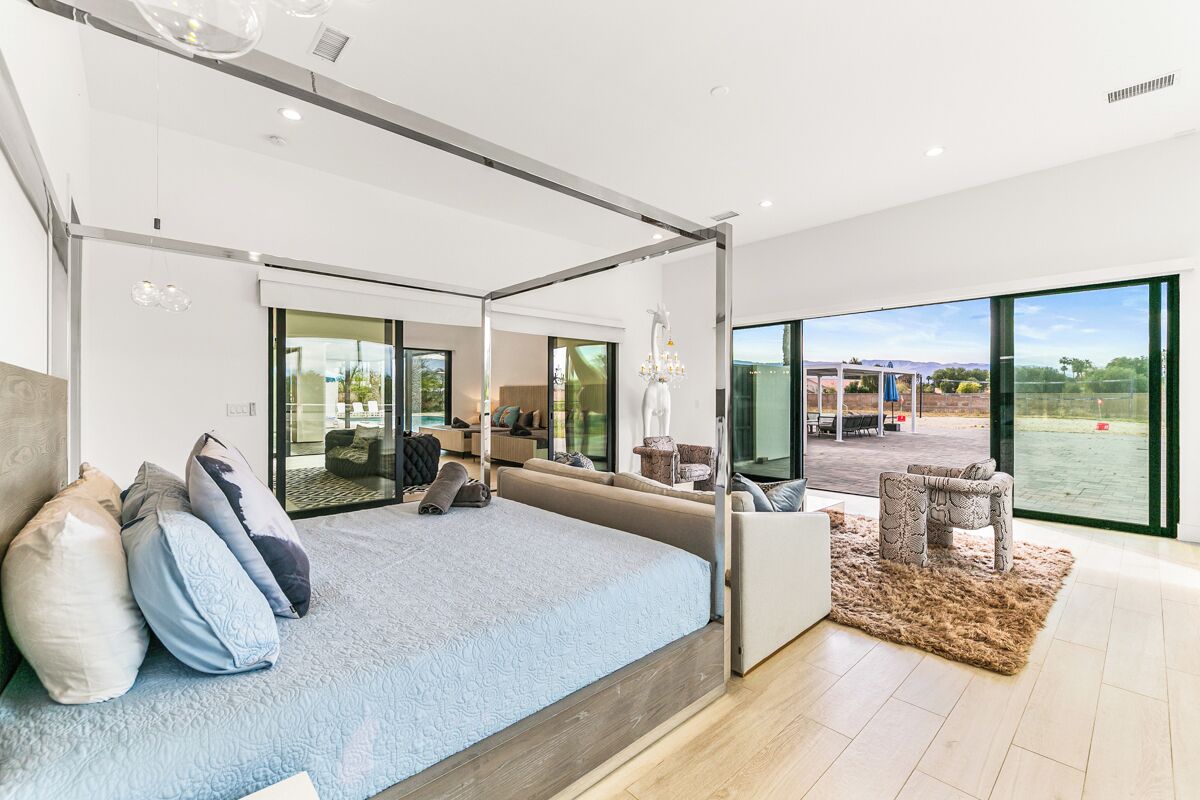 7 bedrooms, iron/ironing board, WiFi, bed sheets