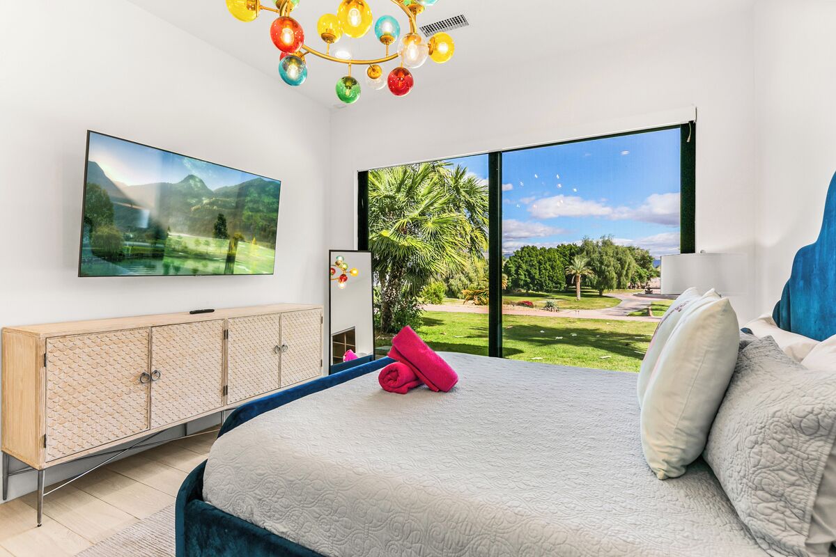 7 bedrooms, iron/ironing board, WiFi, bed sheets