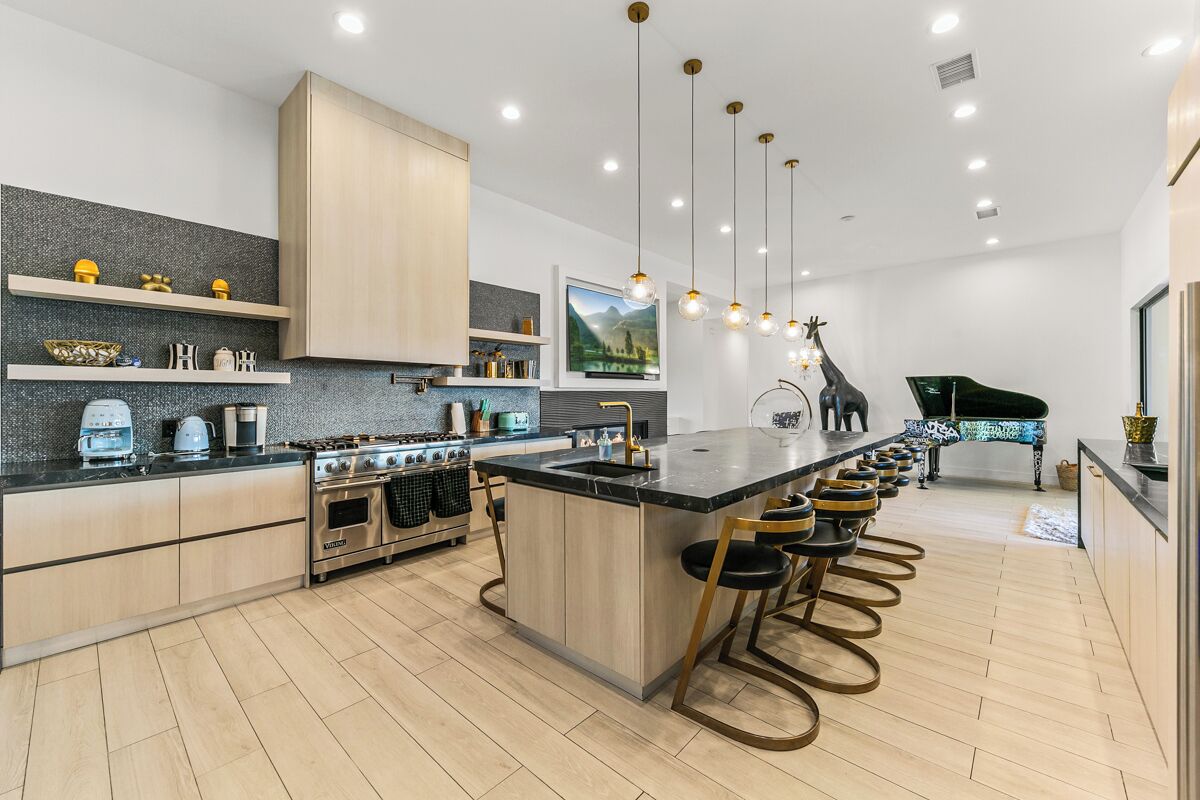 Geladeira, micro-ondas, fogão, cooktop