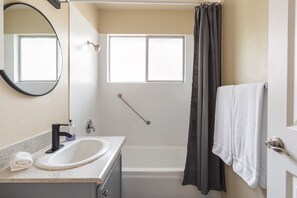 Secadora de cabello, toallas, jabón, shampoo 