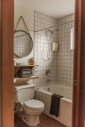 Een haardroger, handdoeken, zeep, shampoo